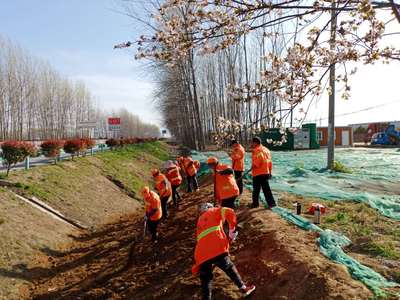 源汇区公路养护中心 整修路肩美化路容，推进绿化工程提升出行环境